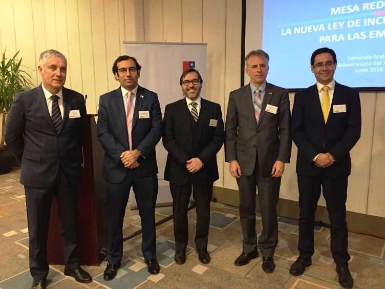 Autoridades junto a representantes de la Cámara Chileno Suiza de Comercio.