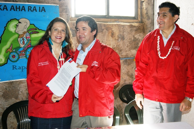 Autoridades exhiben el convenio.