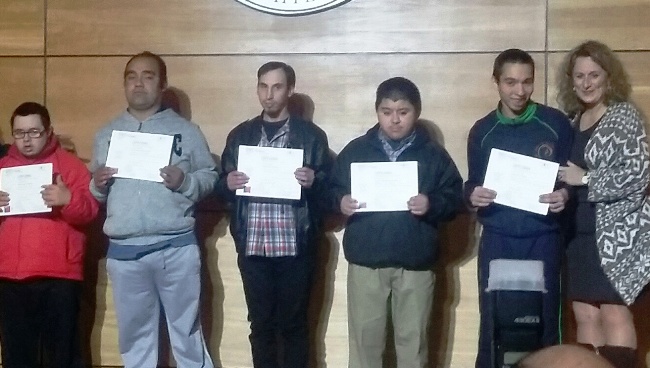 Autoridades junto a personas que recibieron la certificación.