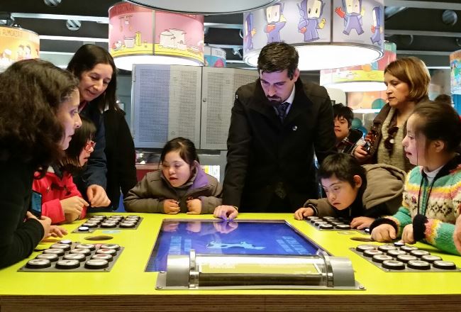 Director Nacional compartiendo con niños y niñas en el MIM.