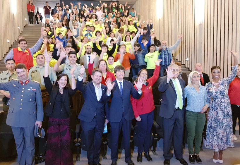 Autoridades junto a las personas que asistieron a la actividad.