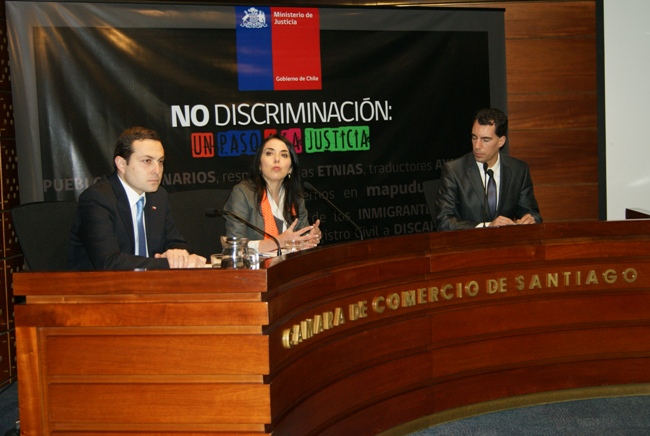 MInistra de Justicia junto al Subsecretario de la Secretaría General de Gobierno al inicio de la jornada.