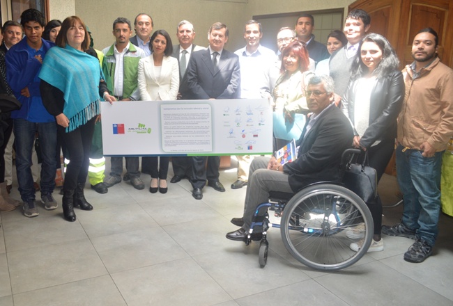 Fotografía del Director Regional junto a los asistentes a la ceremonia de lanzamiento del Sello Chile Inclusivo. 