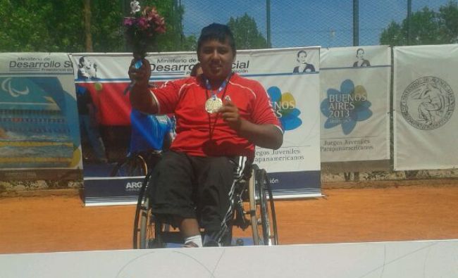 El tenista Miguel Coronado recibiendo una de sus medallas. 