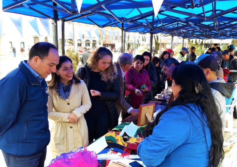 Autoridades visitan muestra de emprendimientos que se realizó en la Plaza de la República.