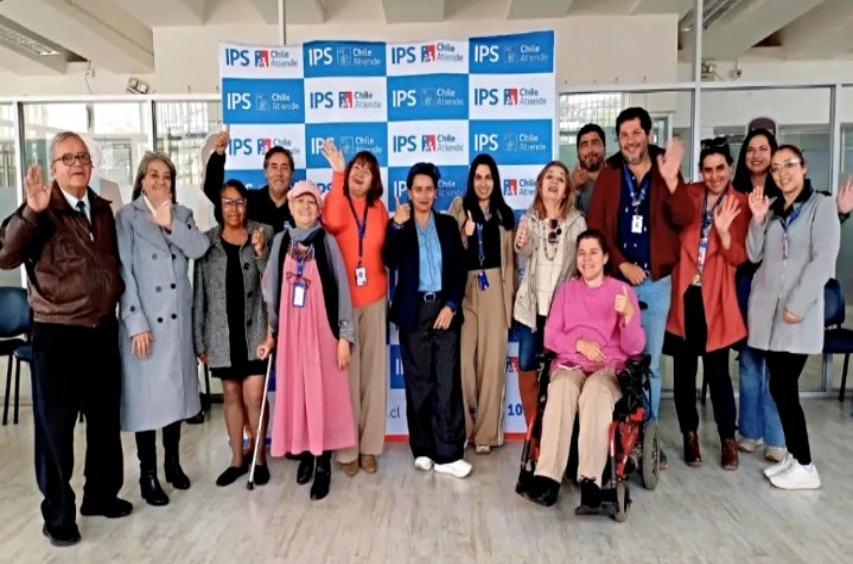 Foto grupal de los participantes en la actividad.