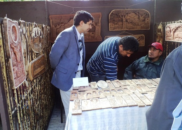 El Director Regional de Senadis, Juan Carlos FernÃ¡ndez, visita uno de los stands.