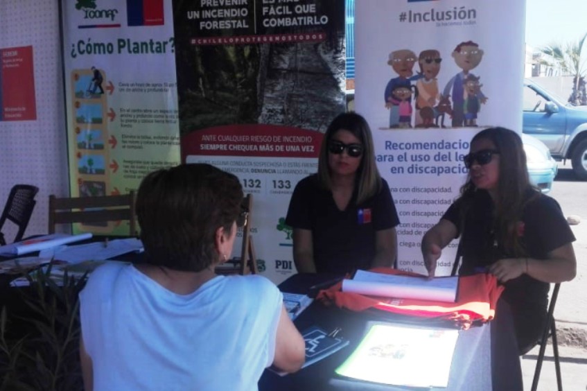 La Directora Regional (s) de Senadis, María Antonieta Larco, y la encargada de atención de público, Gabriela Vega, en el stand de Senadis.