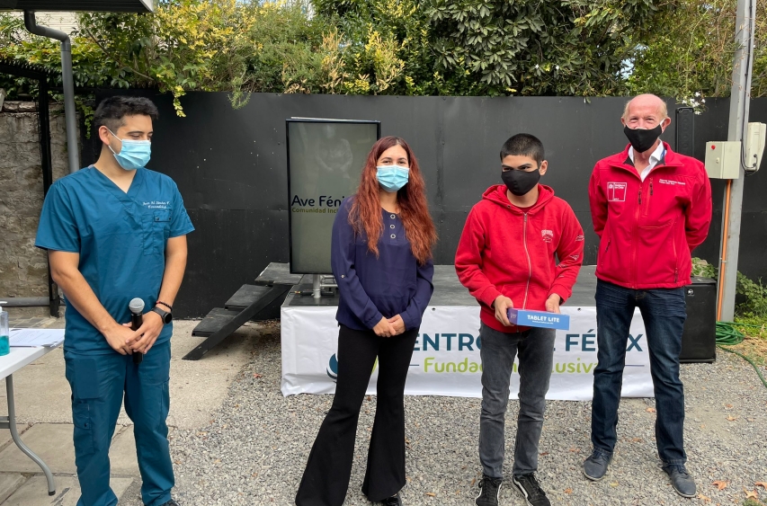 Niños y niñas del Colegio Ave Fenix de Rancagua reciben tablets para potenciar su educación a distancia