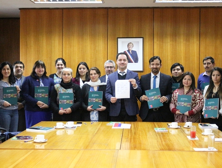 Autoridades y representantes de la mesa de trabajo.