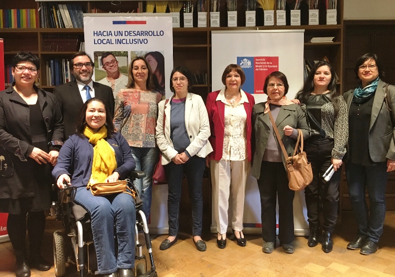 Autoridades de SENADIS y SernamEG junto a representantes de la sociedad civil.
