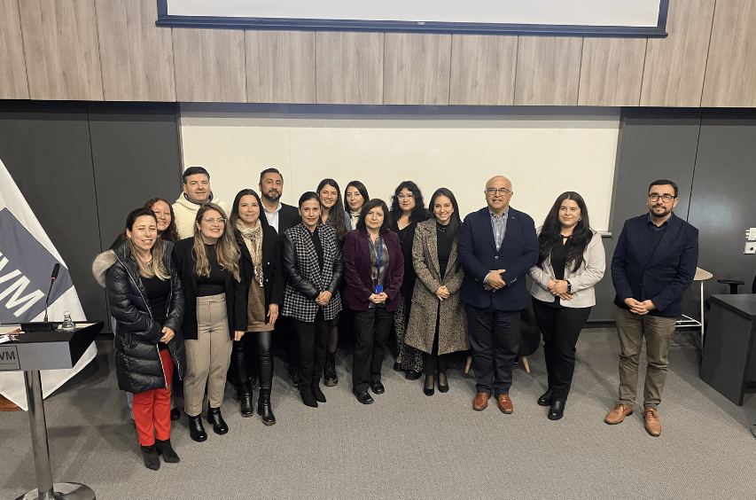 Fotografía grupal de capacitación a estudiantes de la Universidad de Viña del Mar
