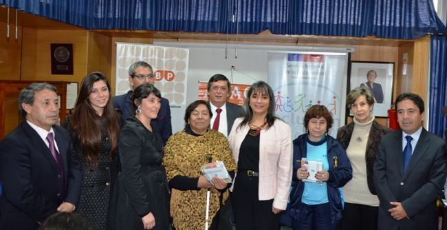 Ministra Villegas junto a autoridades regionales y personas beneficiadas