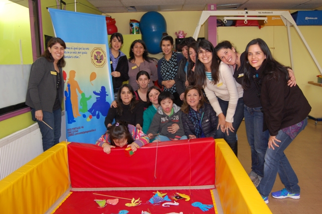 Directora Regional de Senadis, Dominique Bräutigam junto a profesores y alumnos de la Escuela Especial del Club de Leones Coyhaique 