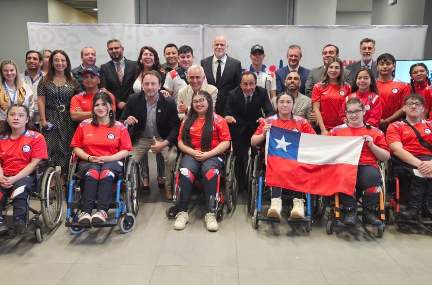 Fotografía grupal de la entregan de la bandera nacional al Team ParaChile