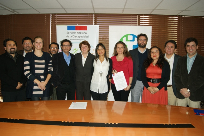 Directora Nacional junto a Rosa Blanco y parte del equipo del Senadis. 