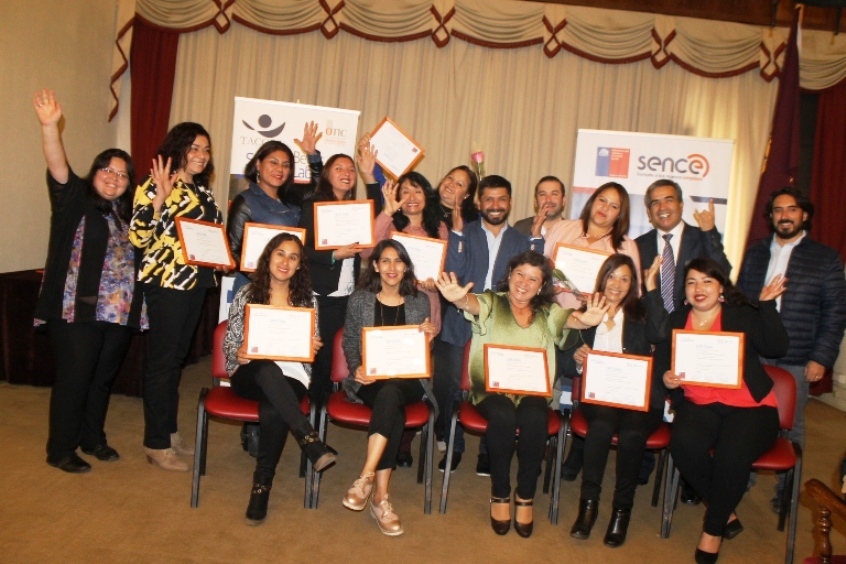 Director Regional de Senadis junto a personas que se capacitaron en lengua de señas.