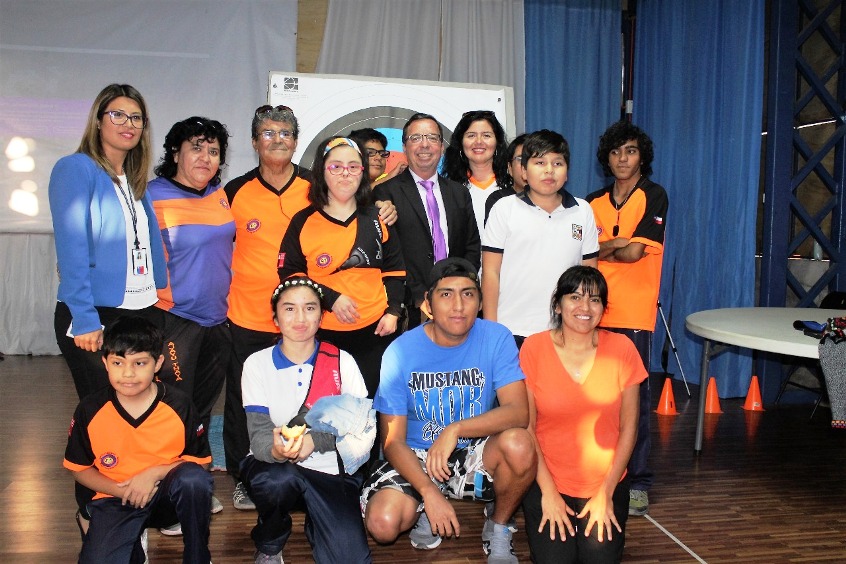 Autoridades junto a las personas que asistieron a la actividad.