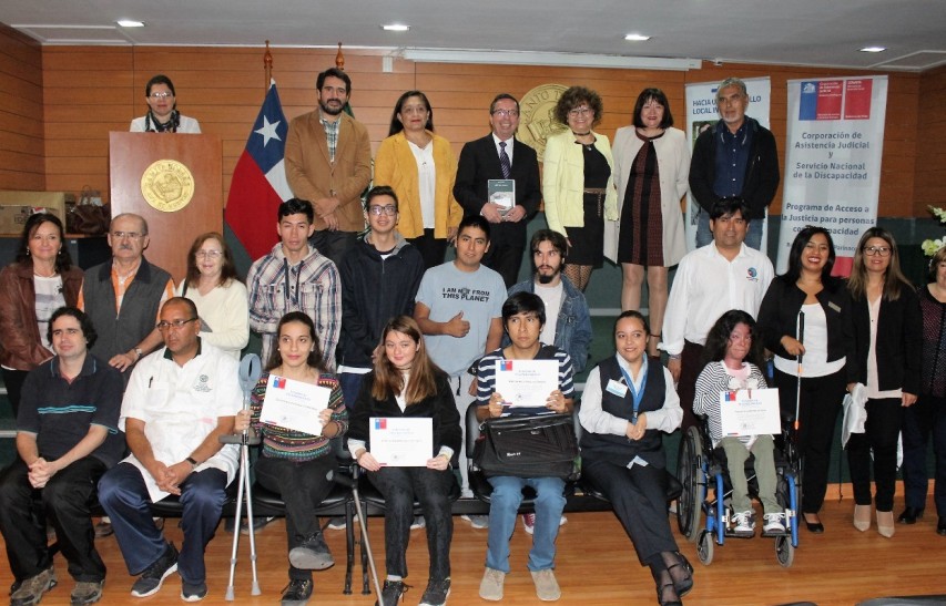 Autoridades junto a las personas beneficiadas.