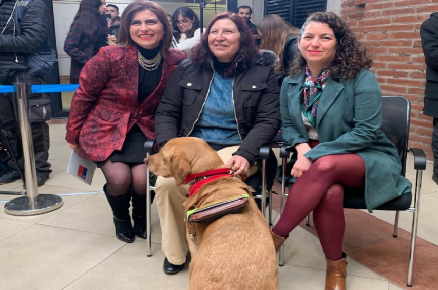 Autoridades junto a Ruth Espinoza y su perro guía Bear.