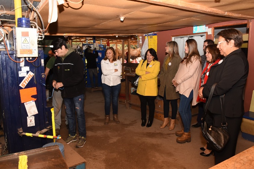 Autoridades en el centro de reciclaje.