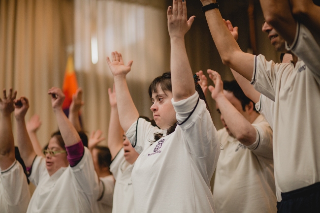 Jóvenes con síndrome de Down en una presentación artística durante la actividad. 