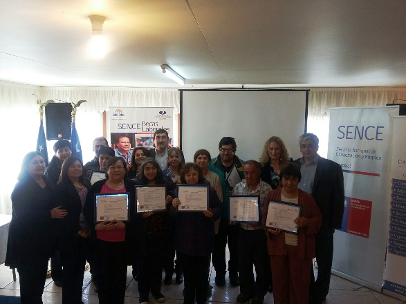 Autoridades junto a las personas beneficiadas con el curso de capacitación.