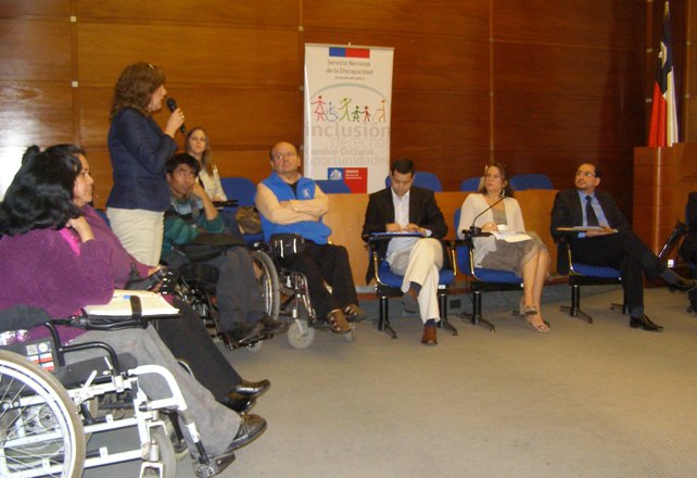 Directora Nacional de Senadis durante el dialogo abierto. 