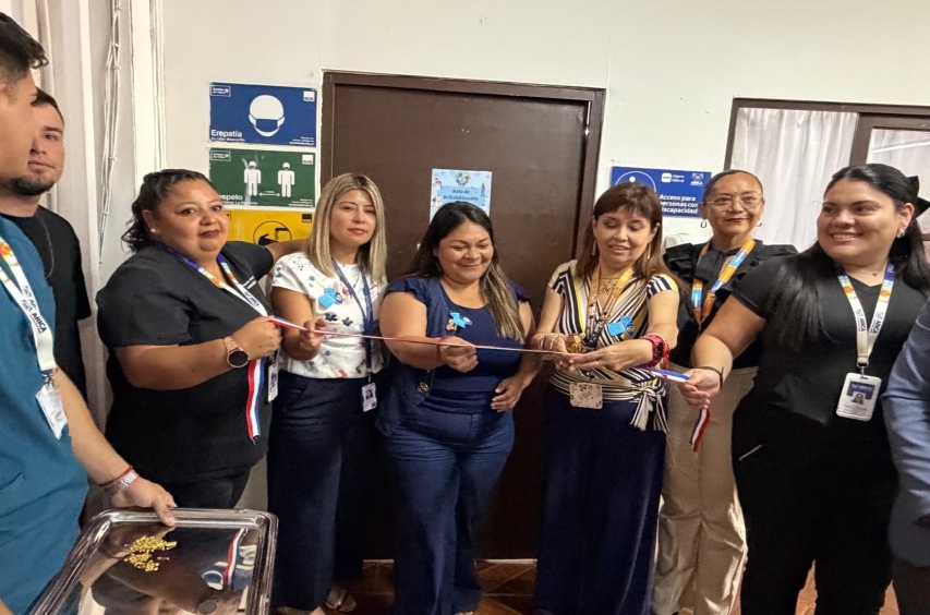 Foto grupal del tradicional corte de cinta.
