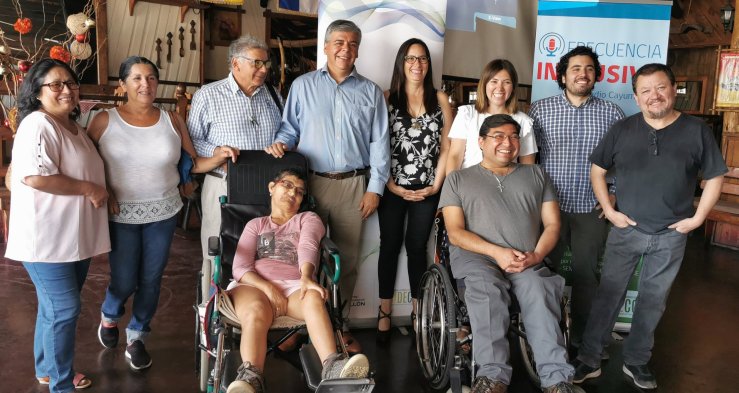 Autoridades junto a las personas que ejecutarán el proyecto radial. 