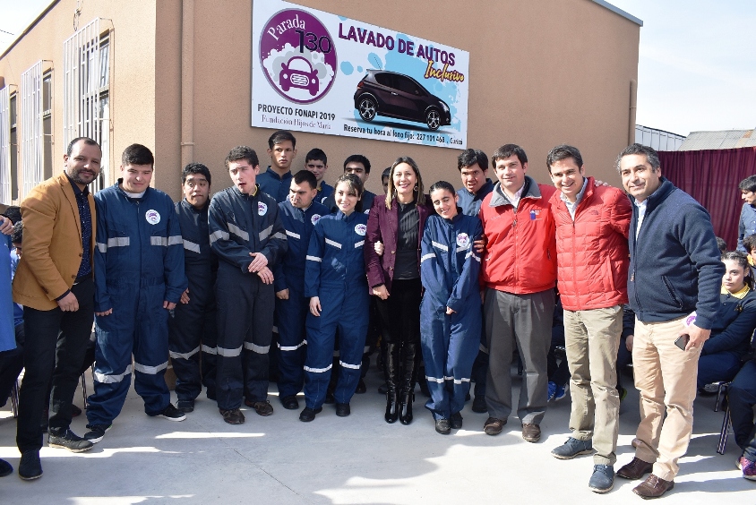 Autoridades junto a las personas beneficiadas.