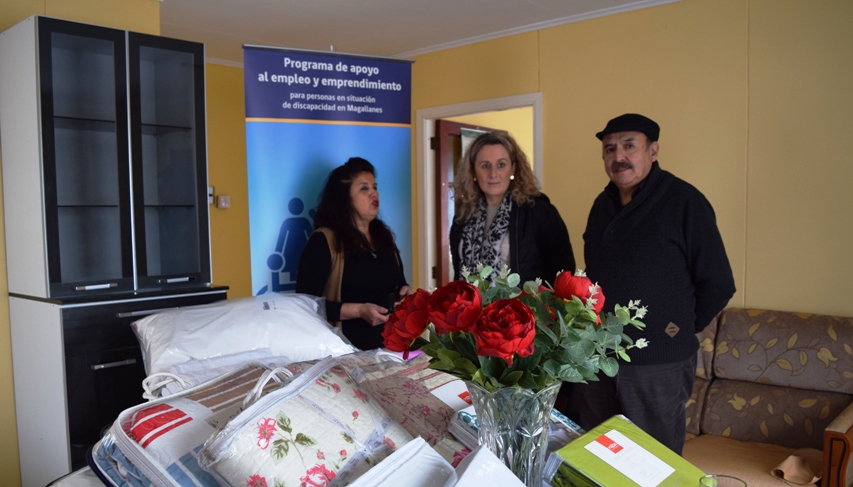 Directora Regional junto a  personas beneficiadas por el proyecto.