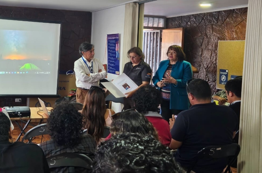Foto grupal de los participantes en la actividad.