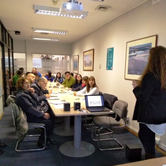 La profesional de Senadis Mónica Rebolledo expone en la jornada.