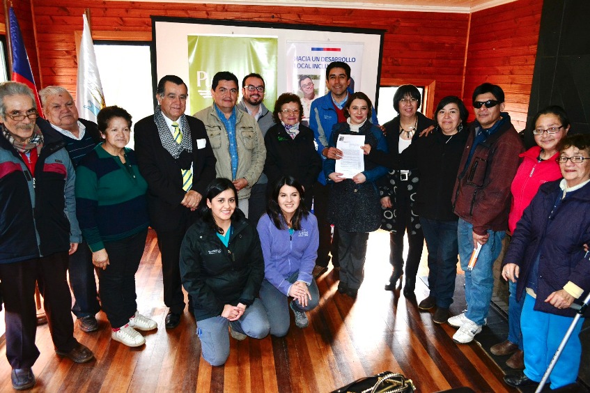 Asistentes a la actividad exhiben el convenio. 