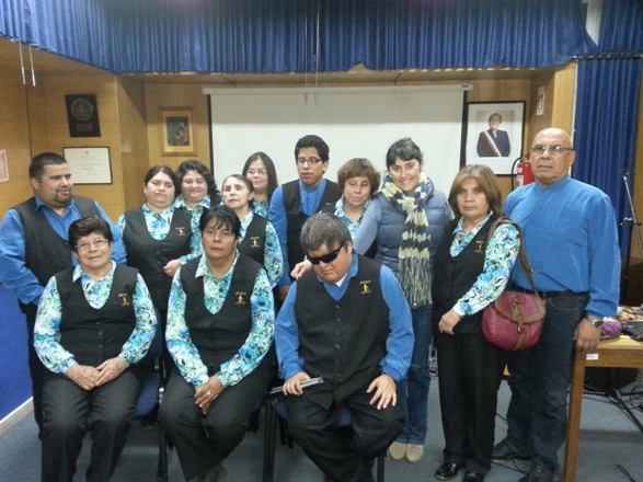 Directora Regional junto a integrantes de la agrupación AFACI