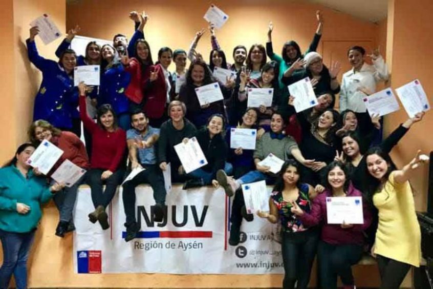 Autoridades junto a los profesionales que participaron en el taller de Lengua de Señas Chilena.