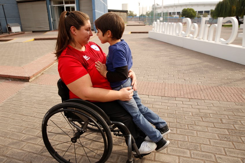 María Antonieta Ortiz, deportista paralímpica, abrazando a su hijo Franco. 