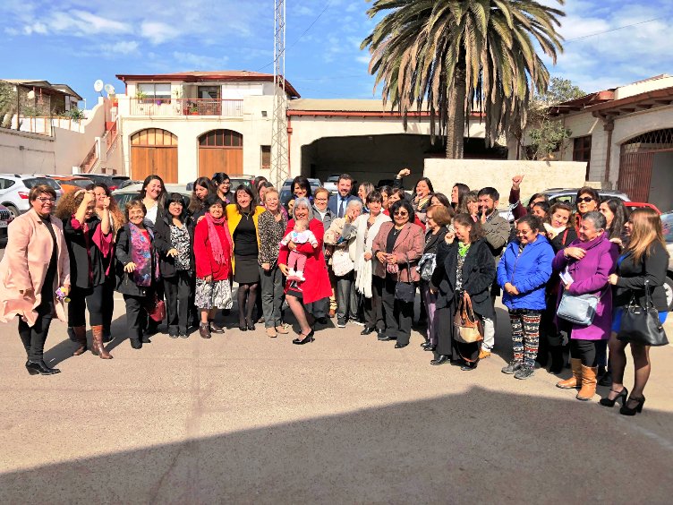 Autoridades junto a las madres de personas con discapacidad que participaron en la celebración.