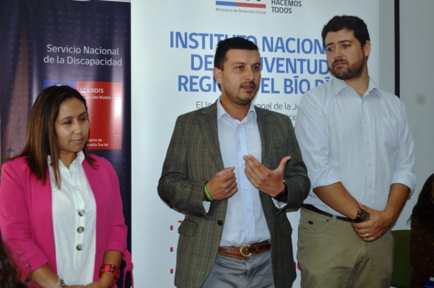 Seremi de Desarrollo Social entrega un saludo en la actividad. 