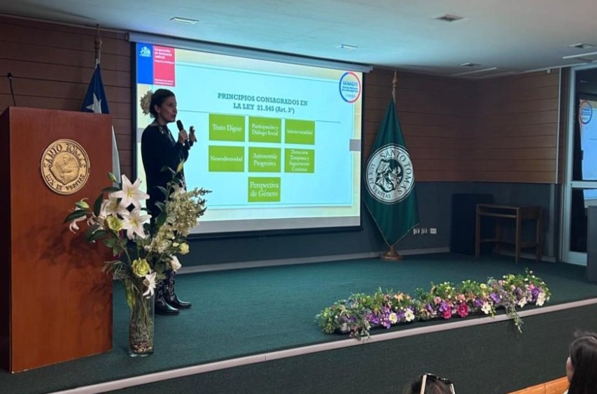 Profesional realiza capacitación.