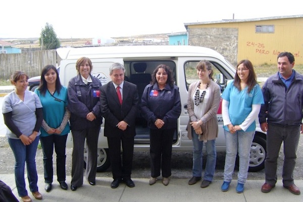 Autoridades exhiben el vehiculo financiado por Senadis.