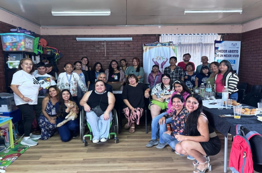 Foto grupal de los participantes en la actividad.