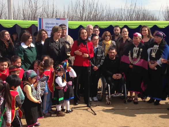 Ministra Pérez junto a las autoridades y asistentes al cierre de la campaña No Más Discriminación.