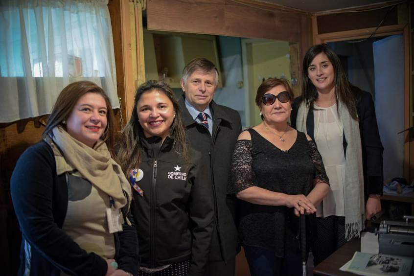 Autoridades junto a Graciela Villegas.