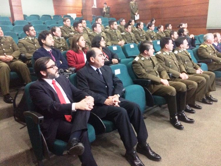 Director Nacional con equipo del SENADIS en la entrega de diplomas a los nuevos instructores en Derechos Humanos en la función policial